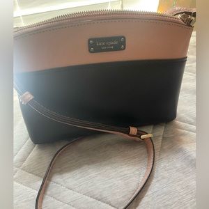 Kate Spade small pink and black purse.great condition. Adjustable strap.